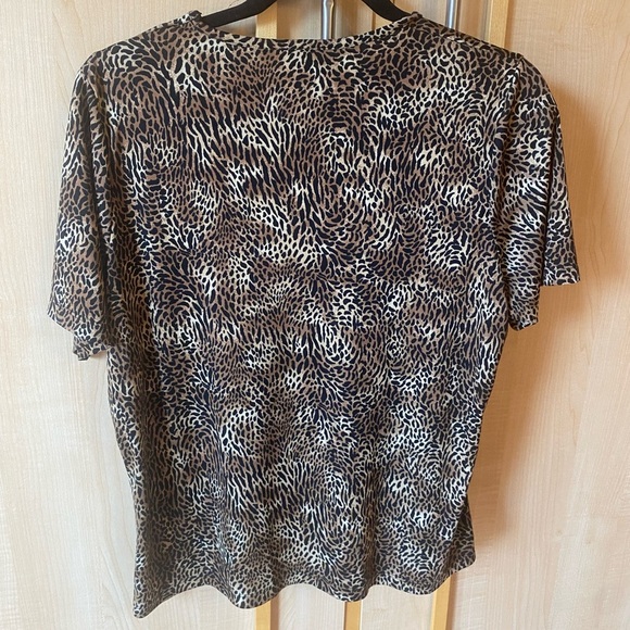 Alia Women’s 1X Animal Print Short Sleeve Top - Picture 3 of 4